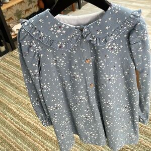 Cotton blend fabric
Long sleeve
Wooden buttons in the front 
100% made in Spain